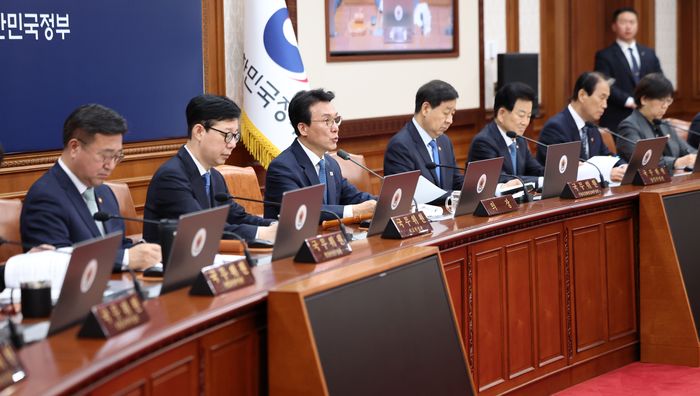 김민석 국무총리가 21일 서울 종로구 정부서울청사에서 열린 국무회의 겸 비상경제본부회의에서 모두발언을 하고 있다.ⓒ뉴시스