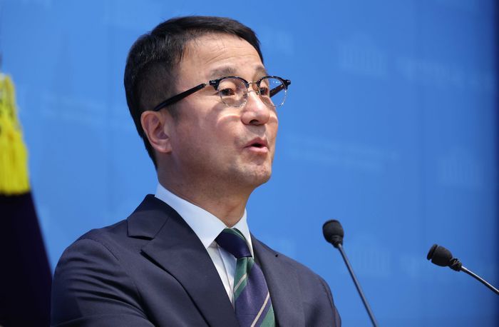 한병도 전 더불어민주당 원내대표가 23일 오전 서울 여의도 국회 소통관에서 기자회견을 열고, 원내대표 연임 도전을 선언하고 있다. ⓒ뉴시스