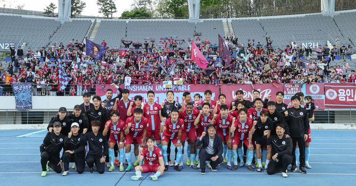 지난 26일 창단 후 첫 승을 거둔 용인FC가 경기 후 기념 사진을 촬영하고 있다. ⓒ용인시 제공