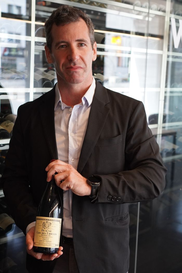 지난 14일 서울 서초구 WSA와인아카데미에서 엘리 페레스가 메종 루이 자도 ‘본 끌로 데 우르슐 프리미에 크뤼’를 들고 포즈를 취하고 있다.ⓒ신세계L&B