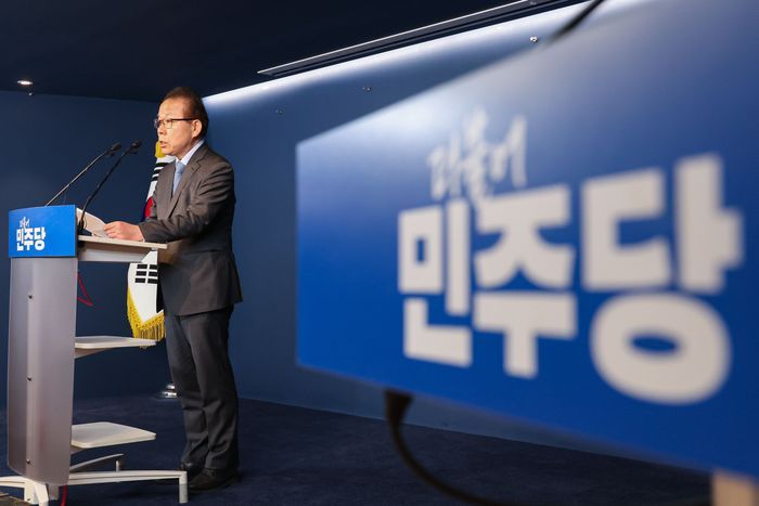 김이수 더불어민주당 중앙당 공천관리위원장이 지난 3월 2일 오전 서울 여의도 더불어민주당 중앙당사에서 공천 심사 결과 발표를 하고 있다. ⓒ뉴시스