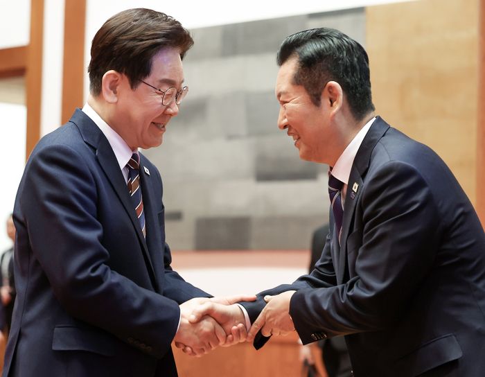 이재명 대통령이 7일 청와대에서 열린 여야정 민생경제협의체 회담 및 오찬에서 정청래 더불어민주당 대표와 악수하고 있다.ⓒ뉴시스