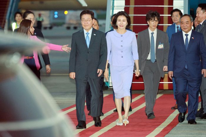 베트남을 국빈 방문한 이재명 대통령과 김혜경 여사가 21일(현지 시간) 하노이 노이바이 국제공항에 도착해 이동하고 있다. ⓒ뉴시스