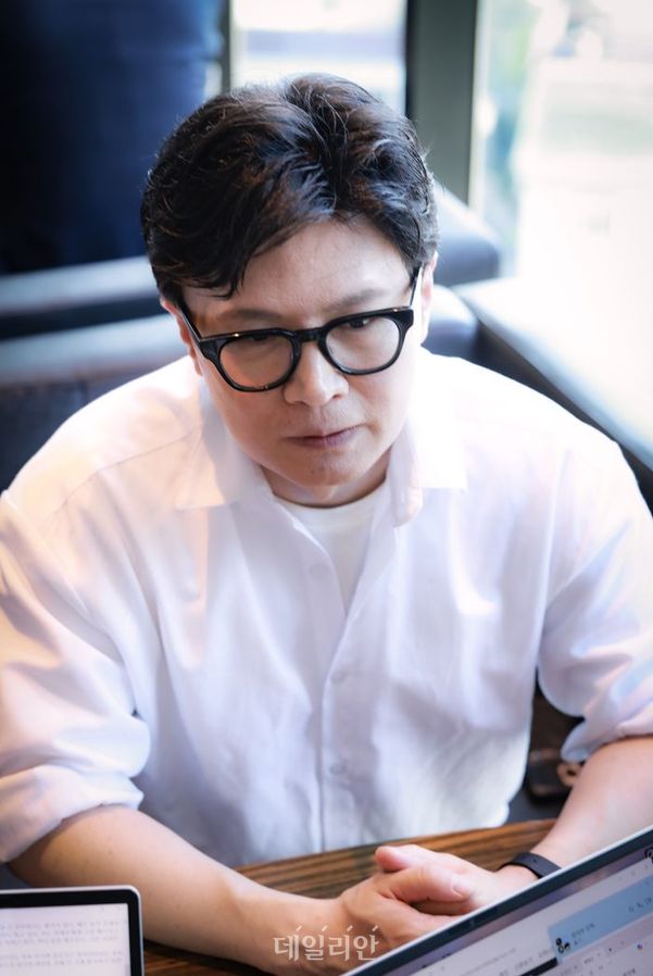 부산 북갑 국회의원 보궐선거 출마를 공식화한 한동훈 전 국민의힘 대표가 25일 부산 북구 한 카페에서 데일리안과 인터뷰를 갖고 있다. ⓒ데일리안 방규현 기자
