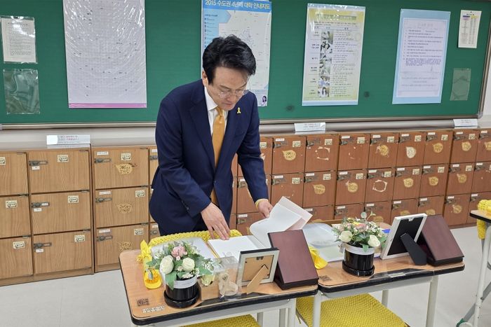 안민석 경기도교육감 예비후보가15일 단원고4.16기억교실을 찾아 희생 학생들의 기록을 살펴보고 있다.ⓒ캠프 제공