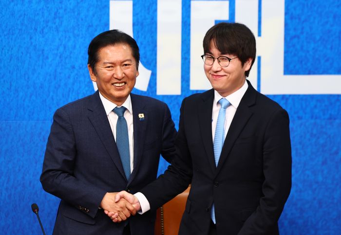 하정우 전 청와대 AI 미래기획수석비서관이 29일 오전 서울 여의도 국회에서 열린 더불어민주당 인재영입식에서 정청래 대표와 악수하고 있다.ⓒ뉴시스
