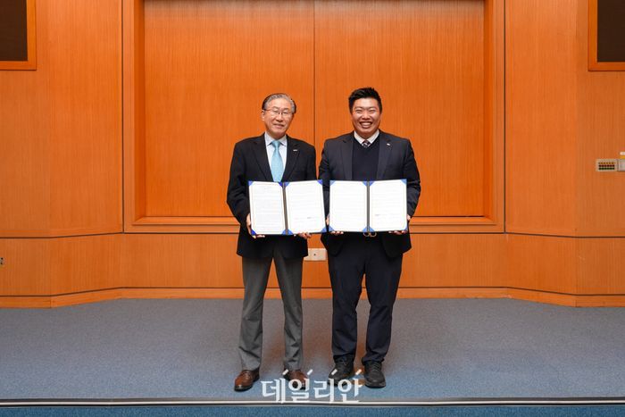 임기철 GIST 총장(왼쪽)과 정지성 에스오에스랩 대표가 업무협약을 체결한 후 기념촬영을 하고 있다.ⓒGIST