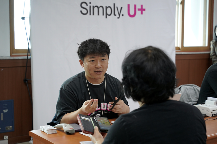 강병구 강남영업역량강화팀 책임이 27일 오전 자월도 면사무소에서 