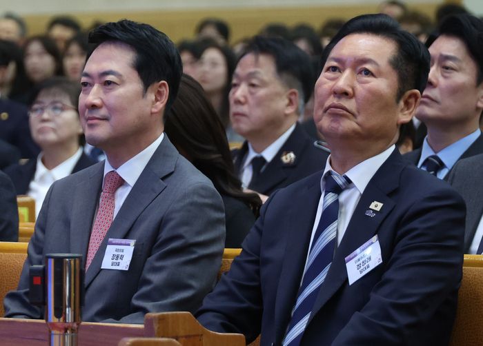 정청래 더불어민주당 대표와 장동혁 국민의힘 대표가 지난 5일 서울 여의도순복음교회에서 열린 부활절 연합예배에 참석하고 있다.ⓒ연합뉴스
