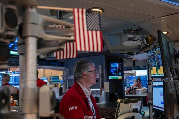 미국 뉴욕증권거래소(NYSE)에서 지난달 31일 한 트레이더가 시황 모니터를 주시하고 있다. ⓒ AFP/연합뉴스