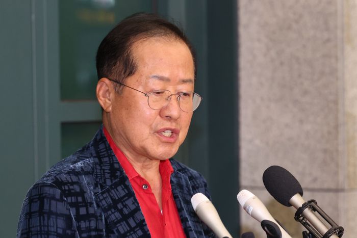 국민의힘 대선 후보 경선에서 탈락한 뒤 정계 은퇴를 선언하고 하와이에 체류했던 홍준표 전 대구시장이 지난해 6월 17일 인천 중구 인천국제공항 제1터미널을 통해 귀국해 발언하고 있다. ⓒ 뉴시스