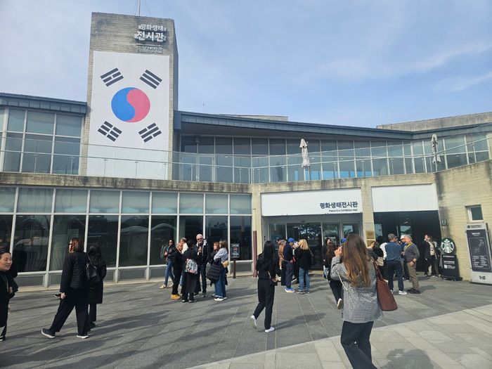 김포 애기봉평화생태공원을 찾은 다양한 국적의 외국인들이 평화생태공원을 둘러보고 있다.ⓒ 김포시 제공