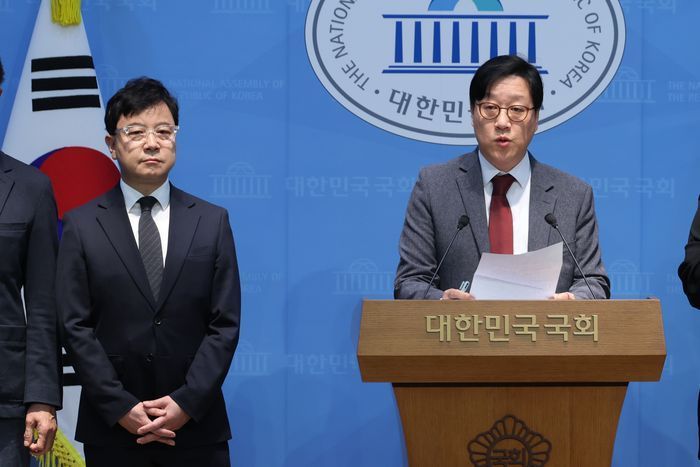 홍덕희 국민의힘 구로구청장 후보(오른쪽)가 지난 24일 서울 여의도 국회 소통관에서 현안 기자회견을 하고 있다. 왼쪽은 호준석 구로갑 당협위원장 ⓒ뉴시스