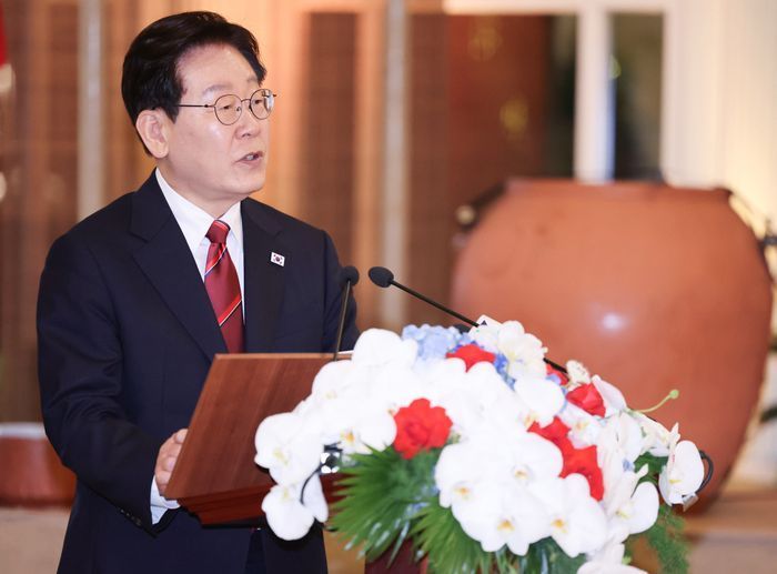 이재명 대통령이 22일(현지 시간) 베트남 하노이 영빈관에서 열린 국빈만찬에서 건배사를 하고 있다. ⓒ뉴시스