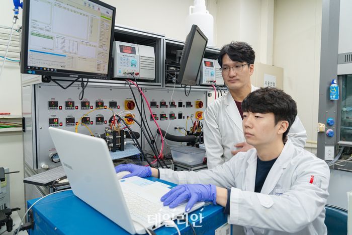 엄광섭 차세대에너지연구소장(왼쪽)과 조진현 박사가 실험실에서 실험을 진행하고 있다.ⓒGIST