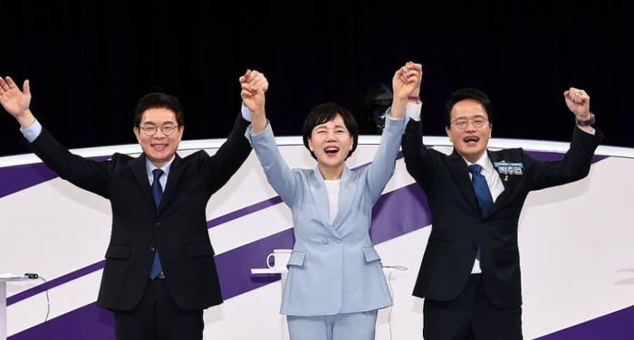 더불어민주당 정원오(왼쪽부터), 전현희, 박주민 서울시장 예비후보가 31일 서울 마포구 상암동 MBC 신사옥에서 열린 더불어민주당 서울시장 후보자 본경선 합동토론회에서 기념촬영하고 있다. ⓒ연합뉴스