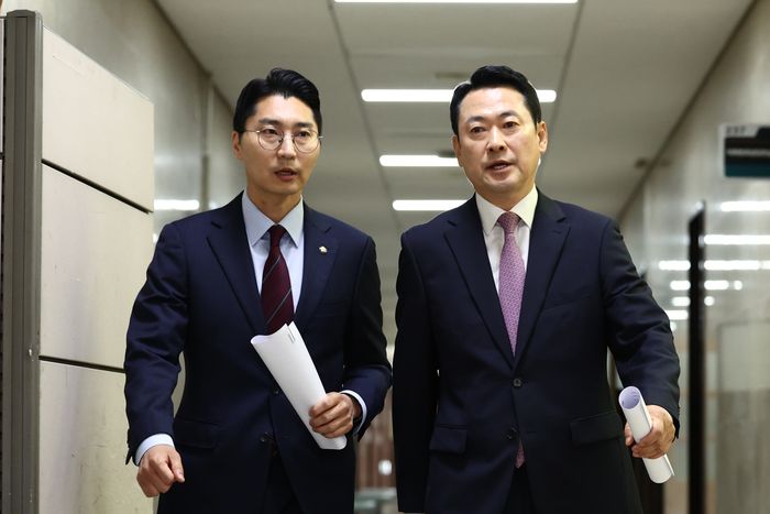 장동혁 국민의힘 대표가 24일 서울 여의도 국회에서 현안 브리핑을 하기 위해 회의실로 향하며 박준태 비서실장과 대화하고 있다.ⓒ뉴시스