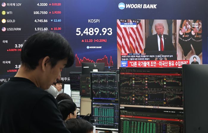 지난 2일 서울 중구 우리은행 본점 딜링룸 현황판에 도널드 트럼프 미국 대통령의 이란 전쟁 관련 대국민 연설 화면이 나오고 있다. ⓒ 연합뉴스