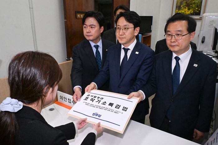 천준호 더불어민주당 원내대표 직무대행과 국정조사특위 위원들이 30일 서울 여의도 국회 의안과에서 