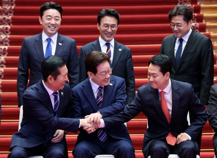이재명 대통령이 7일 청와대에서 여야정 민생경제 협의체 회담에 앞서 진행된 기념촬영에서 더불어민주당 정청래 대표, 국민의힘 장동혁 대표와 손을 잡고 있다.ⓒ연합뉴스