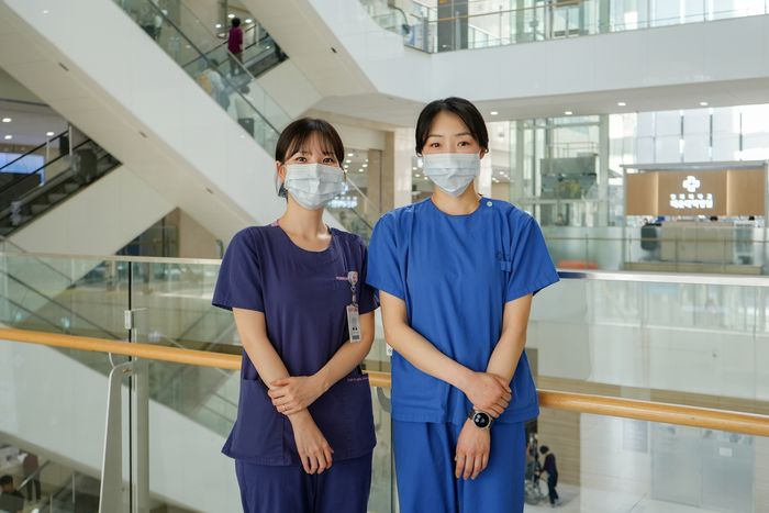 해운대백병원 간호국 이나영 간호사(왼쪽)와 김나현 간호사. ⓒ해운대백병원