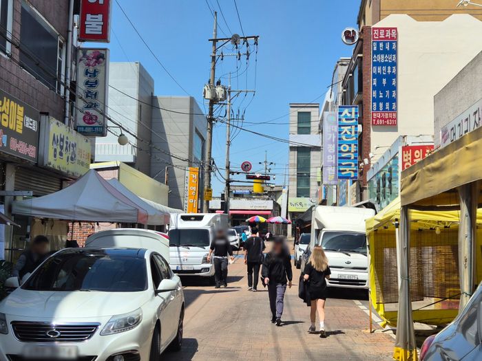 지난 24일 평택시 팽성읍에 위치한 팽성시장에서 만난 시민들도 조국 조국혁신당 대표 출마에 부정적인 입장을 보였다.ⓒ데일리안 허찬영 기자