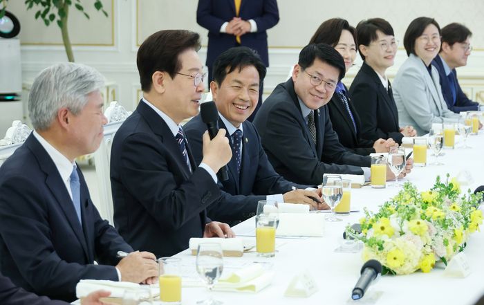 이재명 대통령이 29일 청와대에서 열린 비교섭단체 및 무소속 국회의원 초청 오찬 간담회에서 발언하고 있다. ⓒ 뉴시스