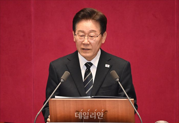 이재명 대통령이 2일 서울 여의도 국회 본회의장에서 중동 사태 대응 등을 위한 추가경정예산안에 대한 시정연설을 하고 있다. ⓒ데일리안 홍금표 기자