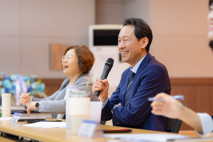 우상호 더불어민주당 강원특별자치도지사 예비후보가 28일 강원지방중소벤처기업청 대회의실에서 열린 강원여성경영인협회 정책 간담회에서 발언하고 있다. ⓒ우상호 예비후보 캠프