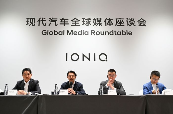 (왼쪽부터) 중국 CTO 허재호 전무, 현대제네시스 글로벌디자인담당 이상엽 부사장, 현대자동차 호세 무뇨스 사장, 베이징현대 우저우타오 동사장, 베이징현대 리펑강 총경리ⓒ현대자동차