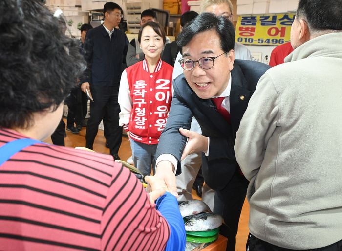 송언석 국민의힘 원내대표가 30일 오전 서울 동작구 노량진수산시장을 찾아 상인과 악수하고 있다. ⓒ 뉴시스