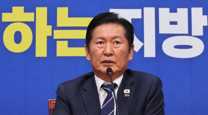 정청래 더불어민주당 대표가 20일 오후 서울 여의도 국회에서 기자간담회를 열고 국회의원 재보궐선거 전략공천 관련 발언을 하고 있다. ⓒ뉴시스