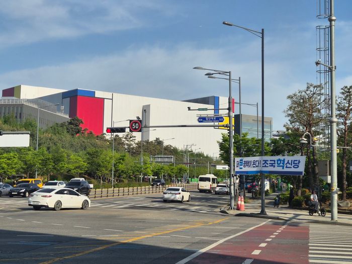 24일 오후 고덕동 삼성전자 평택캠퍼스 인근 사거리에 