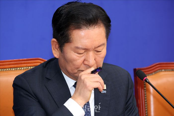 더불어민주당 정청래 대표가 지난 3월 16일 국회에서 열린 최고위원회의에서 생각에 잠겨 있다. ⓒ데일리안 홍금표 기자