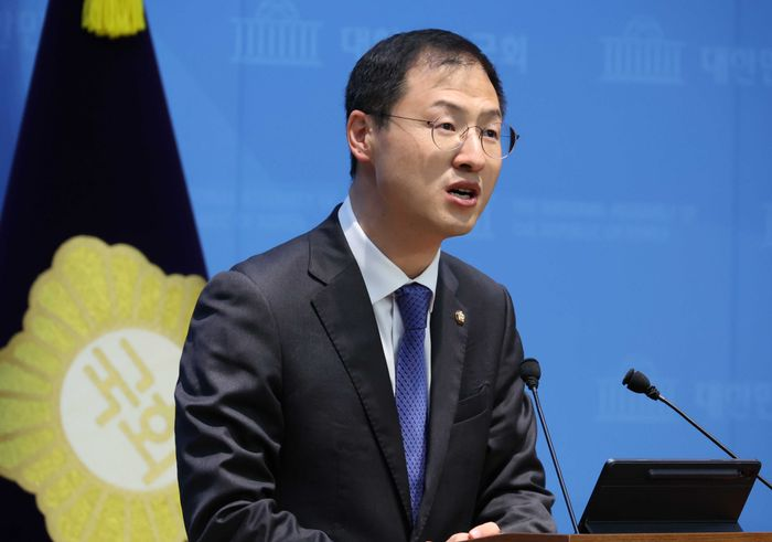 김상욱 더불어민주당 울산시장 후보가 지난 15일 오전 서울 여의도 국회 소통관에서 열린 민주개혁진보 후보 단일화 추진 관련 기자회견에서 입장 발표를 하고 있다. ⓒ뉴시스