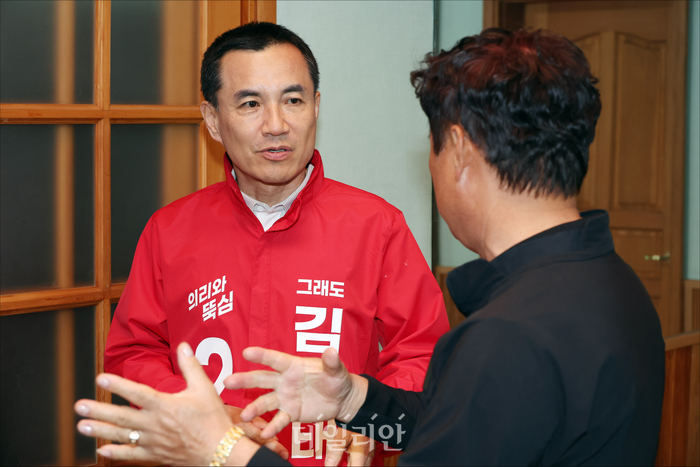 김진태 국민의힘 강원도지사 후보가 21일 오후 강원도 양양 수산리어촌마을회관에서 주민들과 대화를 나누고 있다. ⓒ데일리안 홍금표 기자