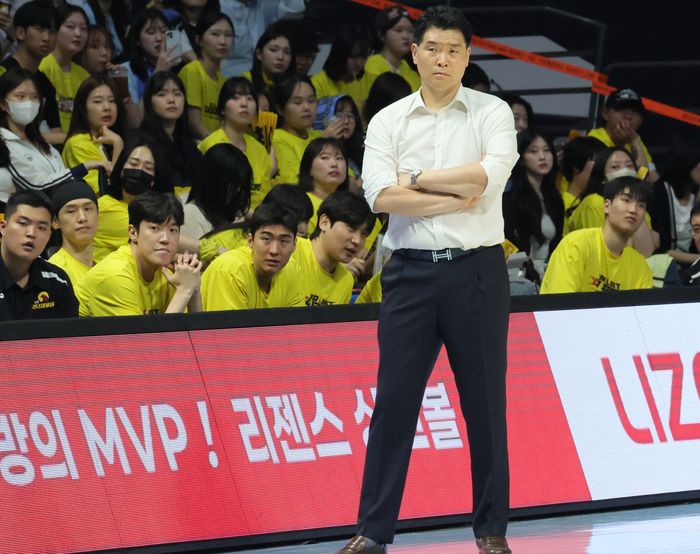 3년 재계약을 선물 받았으나 4강 PO서 3전 전패로 물러난 창원LG 조상현 감독. ⓒ 뉴시스