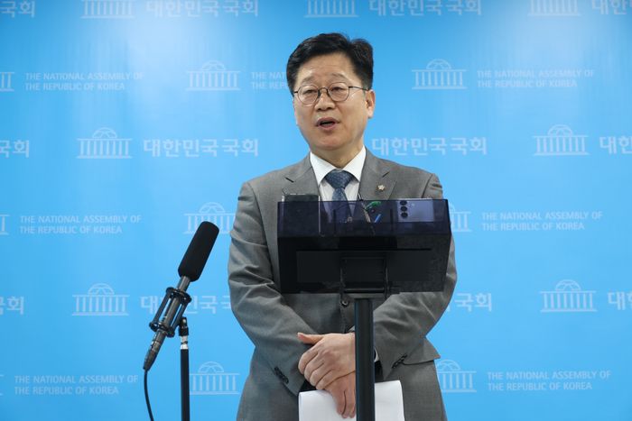 안호영 더불어민주당 의원이 2일 오전 서울 여의도 국회 소통관에서 전북도지사 출마 기자회견을 마치고 취재진 질문에 답변하고 있다. ⓒ뉴시스