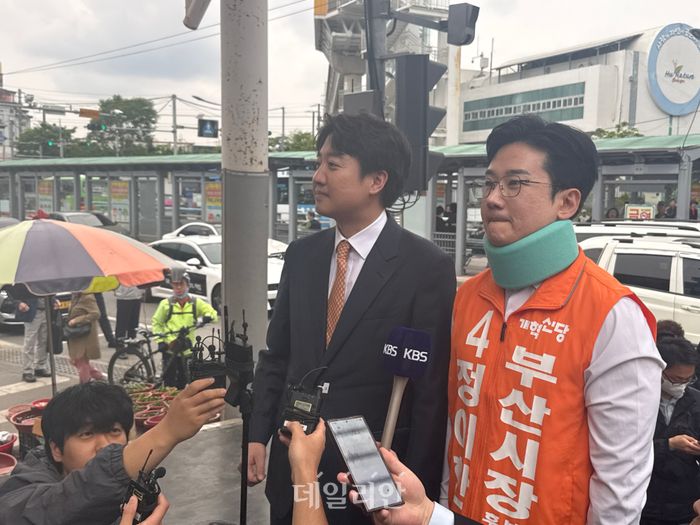 이준석 개혁신당 대표와 정이한 개혁신당 부산시장 후보가 29일 오후 부산 북구 구포시장에서 기자들의 질문에 답하고 있다. ⓒ데일리안 오수진 기자
