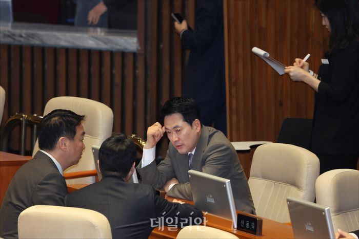 이재명 대통령이 지난 2일 서울 여의도 국회 본회의장에서 중동 사태 대응 등을 위한 추가경정예산안에 대한 시정연설을 하기 전 국민의힘 장동혁 대표가 본회의장에서 의원들과 얘기를 나누고 있다. 국회사진기자단 ⓒ데일리안 홍금표 기자