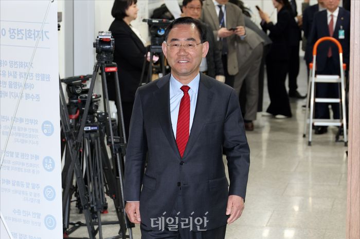 주호영 국민의힘 의원이 지난 8일 오전 서울 여의도 국회 소통관 기자회견장에서 국민의힘 대구시장 경선 컷오프 결과 등 국민의힘 지방선거 공천과 관련해 기자회견을 위해 들어서고 있다. ⓒ데일리안 홍금표 기자