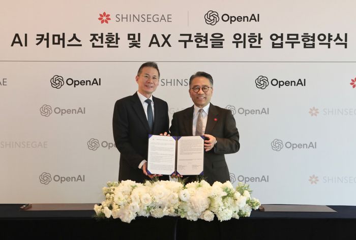 6일 웨스틴 조선 서울에서 진행된 신세계그룹과 오픈AI의 ‘AI 커머스 사업협력’ 업무협약식 사진. 협약식에는 (오른쪽) 임영록 신세계그룹 경영전략실장(사장), 김경훈 오픈AI 코리아 총괄대표가 참석했다.신세계그룹