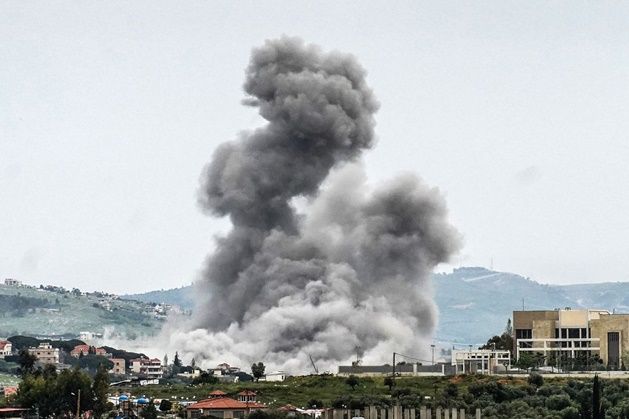 이스라엘군의 공습으로 26일(현지시간) 레바논 나바티예주의 나바티예 알파우카 마을에서 검은 연기가 하늘로 치솟고 있다. ⓒ AFP/연합뉴스