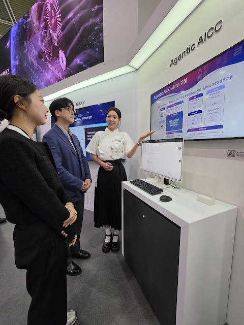 참관객들이 KT 에이전틱 AICC 서비스를 관람하는 모습ⓒKT