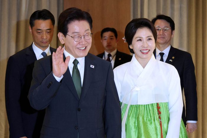 인도를 국빈 방문 중인 이재명 대통령과 김혜경 여사가 19일(현지 시간) 뉴델리 한 호텔에서 열린 동포 만찬 간담회에 입장하고 있다. ⓒ뉴시스