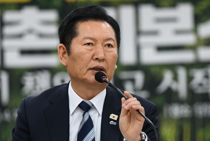 정청래 더불어민주당 대표가 10일 오전 전남 담양군 담양농협에서 열린 현장 최고위원회의에서 발언을 하고 있다. ⓒ뉴시스