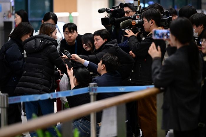 중동 상황 악화로 귀국 행렬이 이어졌던 지난 3월 5일 오후 인천국제공항 제1터미널을 통해 귀국한 주이란대사관 직원이 취재진과 인터뷰를 하고 있다. ⓒ뉴시스