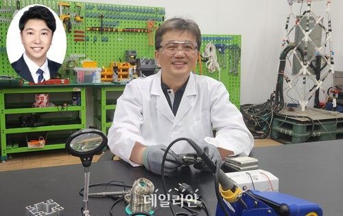 이필승 교수(가운데), 배준한 석사 졸업생.ⓒKAIST