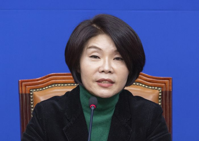 한정애 더불어민주당 정책위의장이 지난 1일 국회에서 열린 기자간담회에서 발언하고 있다. ⓒ연합뉴스