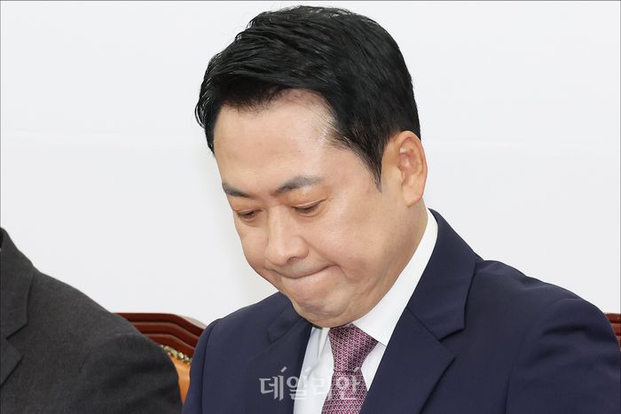 장동혁 국민의힘 대표가 지난 23일 오전 서울 여의도 국회에서 열린 국민의힘 최고위원회의에서 무거운 표정으로 생각에 잠겨 있다. ⓒ데일리안 홍금표 기자
